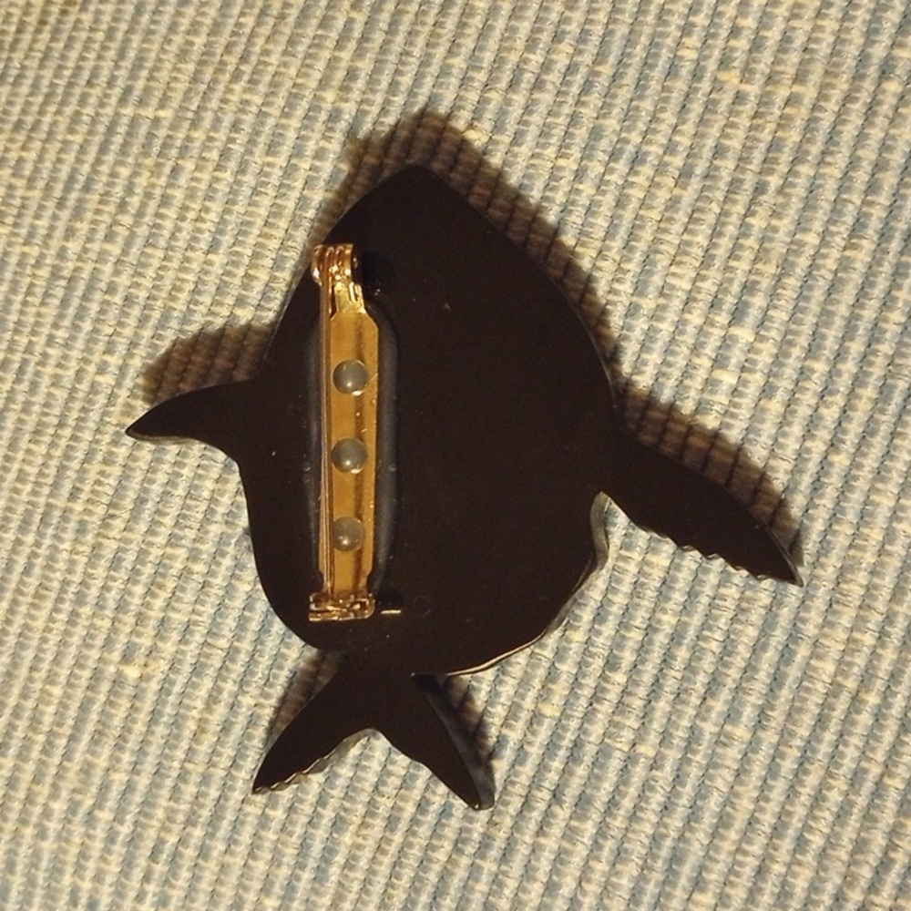 Mother of Pearl and resin Fish pin brooch - Picture 2 of 3